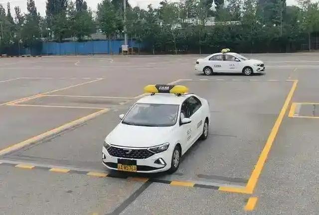 手动挡堵车踩刹车踩到腿酸,别急着学省力技巧,这几个操作误区更该先改掉-有驾
