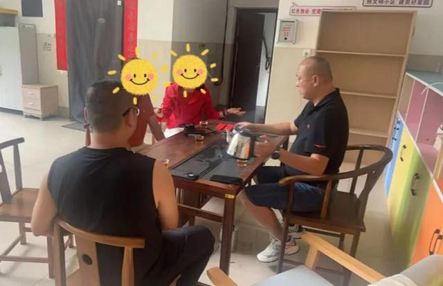 在事发小区的会客厅,连家义陪着游客和物业负责人,边喝茶边进行第二轮协商。(北山社区供图)