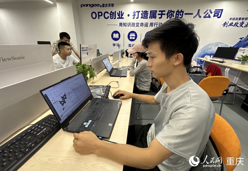 杨顶在电脑前处理海外电商平台上的订单。人民网记者 刘政宁摄