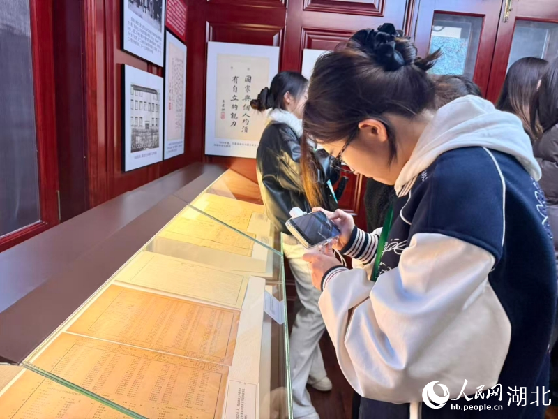 实践团成员仔细观看展品。人民网记者 张沛摄
