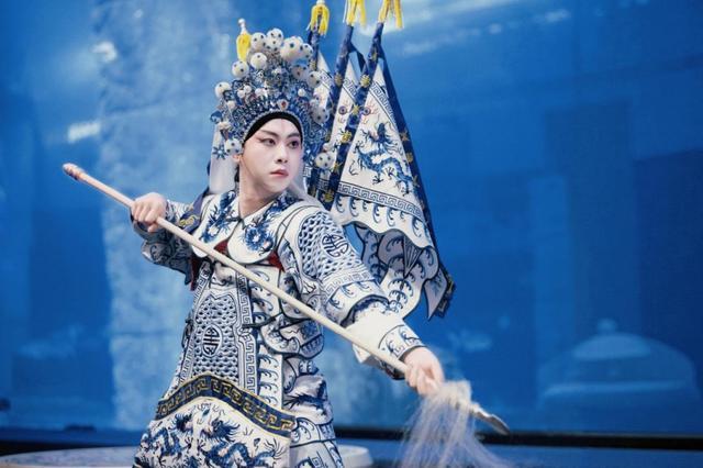 （在正佳极地海洋世界，《深海国戏》首次将非遗戏曲搬入水下。）