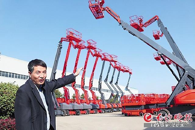 在星邦重工生产基地，董事长刘国良高兴地向记者介绍产品。 长沙晚报记者 张禹 摄
