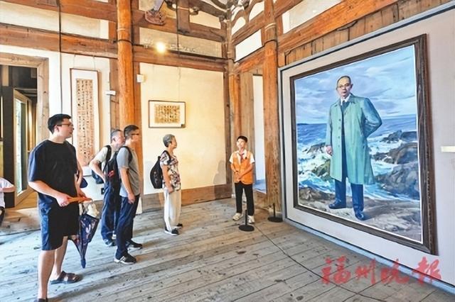 在吴石故居内，小讲解员向游客介绍吴石将军的生平事迹。