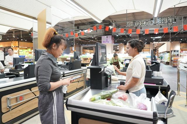 市民正在收银台结账。