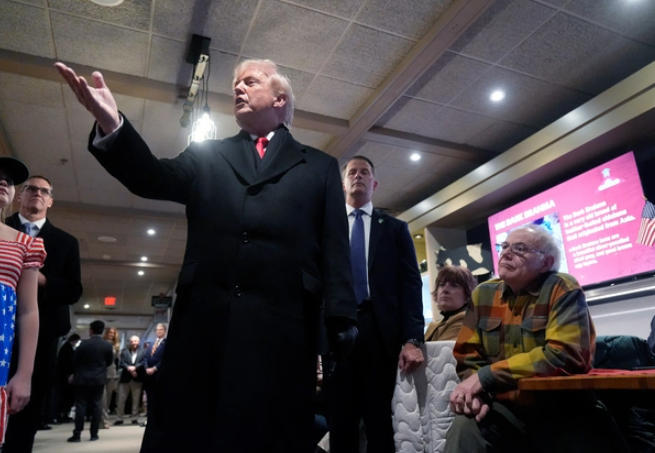 特朗普在艾奥瓦州的一家餐厅发表讲话