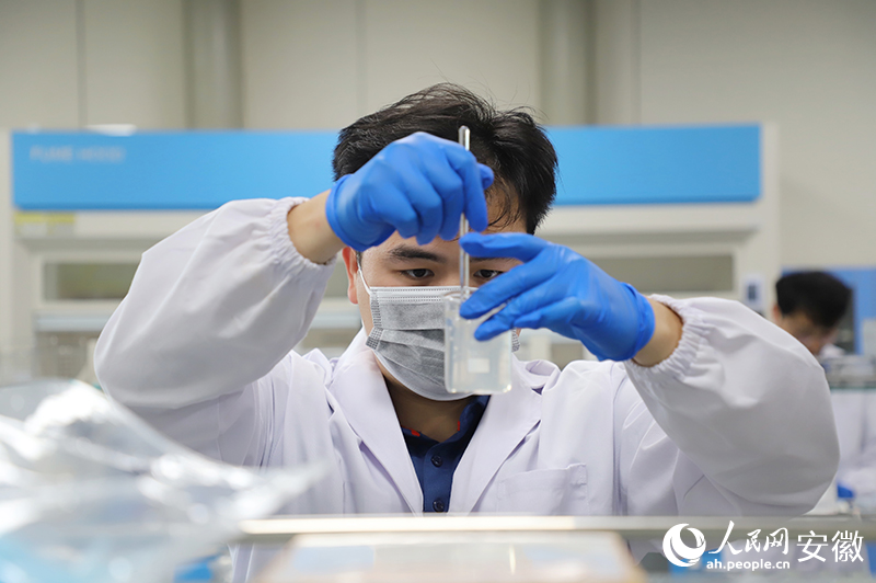 舜禹股份实验室内,工作人员正在进行实验。人民网记者 韩震震摄