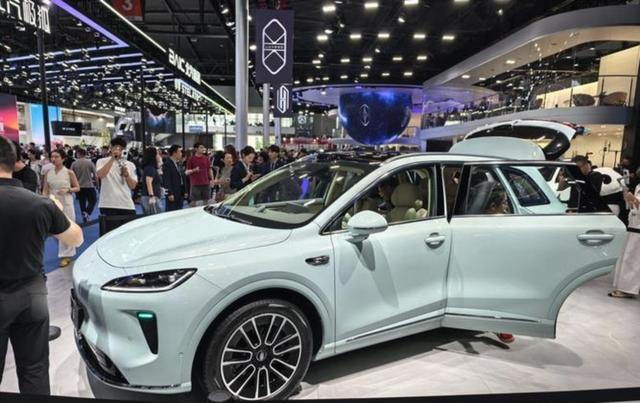 不得不说，鸿蒙智行真的把中国人研究透了，要豪华选150万尊界S800，讲体面买车不将就，精准匹配不同消费心理才是制胜关键-有驾