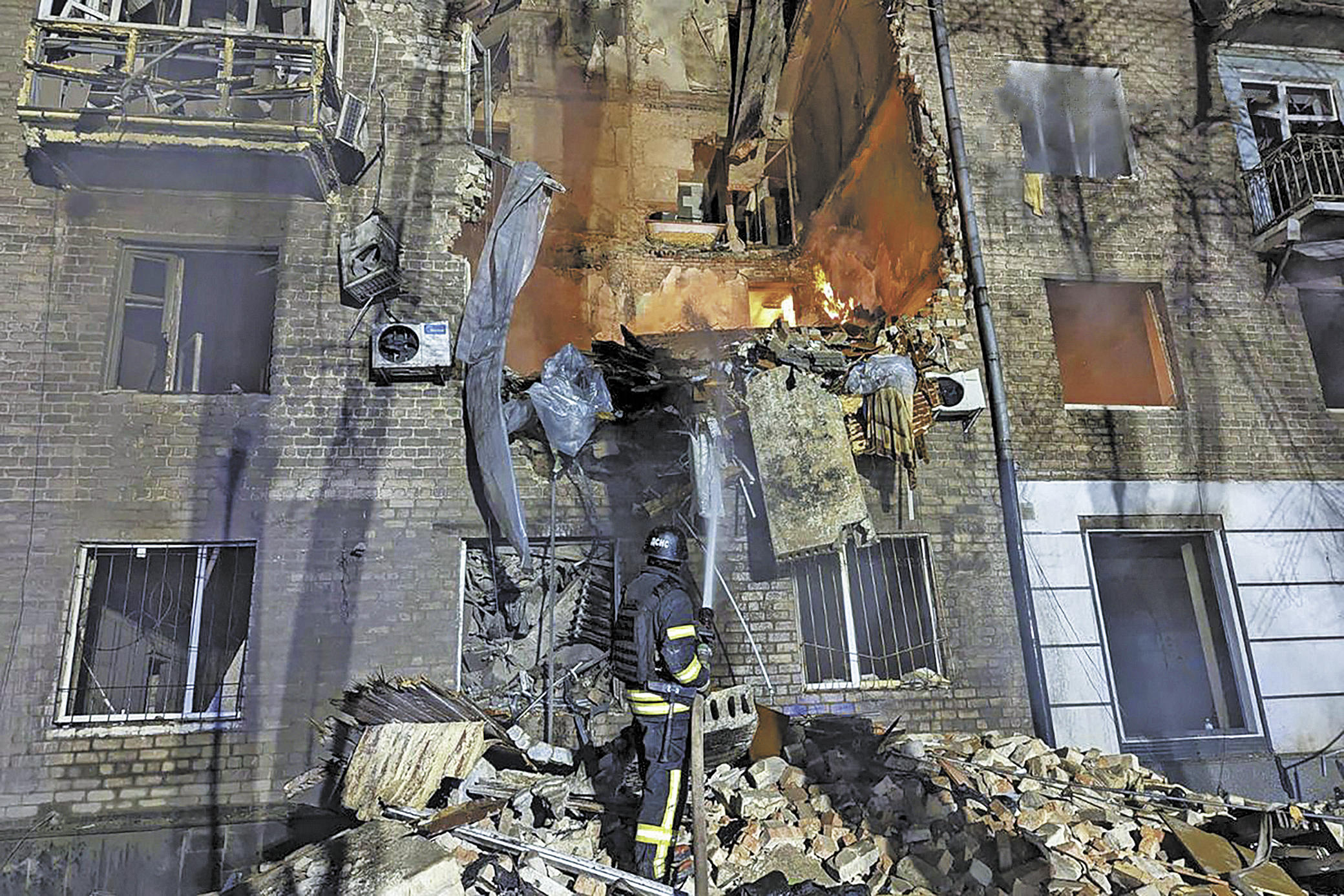 8日,乌克兰克里沃罗格一栋建筑被俄罗斯导弹击中。 (视觉中国)