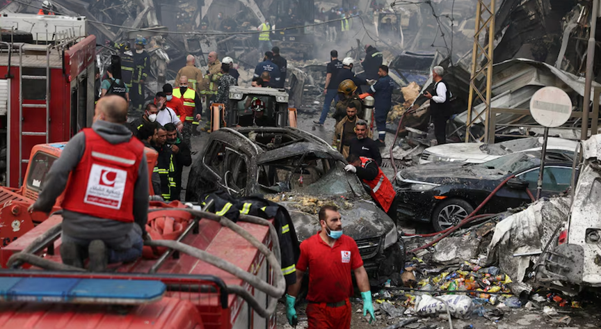 ◆贝鲁特遭以色列袭击后，救援人员在现场开展工作。（图源：路透社）