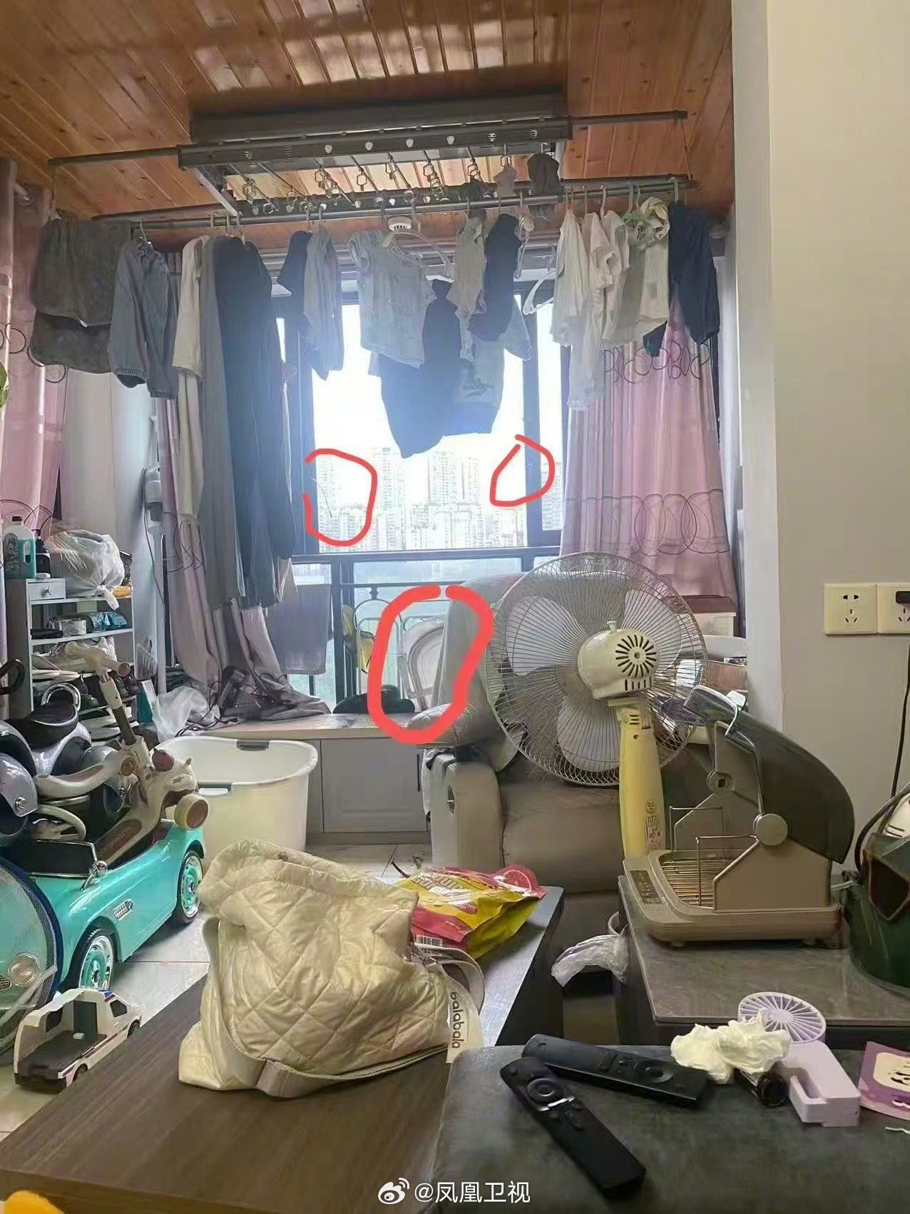 【#2岁男童坠楼家中事发区域无监控#:短短12分钟里,2岁男童到底经