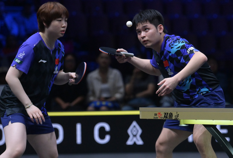 林诗栋/蒯曼3比1战胜中国香港组合黄镇廷/杜凯琹,夺得冠军