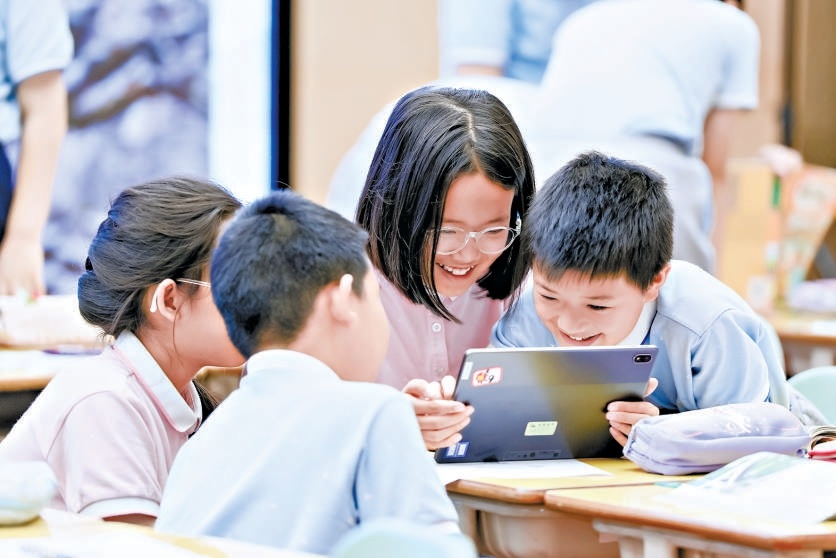 中关村三小的同学们运用AI辅助学习。