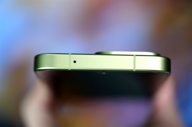 小屏不妥协配置反升级！一加15T手机深度评测：小巧玲珑的满血性能旗舰