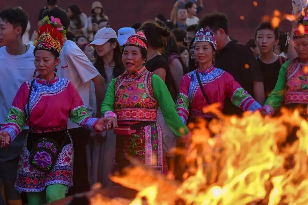 2025年7月18日,彝族打歌队在巍山县拱辰楼广场与游客共舞。(图片来源:新华社)
