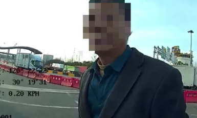 害人害己!司机快车道违停50多秒致多车追尾:罚款200元记9分