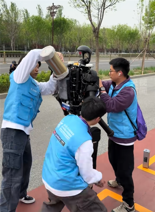 一镜到底看人形机器人跑半马如何补给：3人伺候 半分钟满血出发