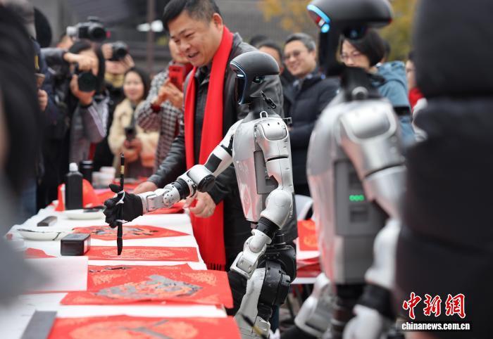 图为“成都造”机器人在青白江城厢古城为民众书写新春祝福。记者 张浪 摄