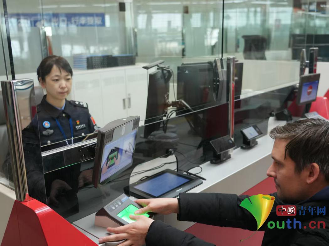 符夏服务外国旅客。中国青年网通讯员 任申 摄