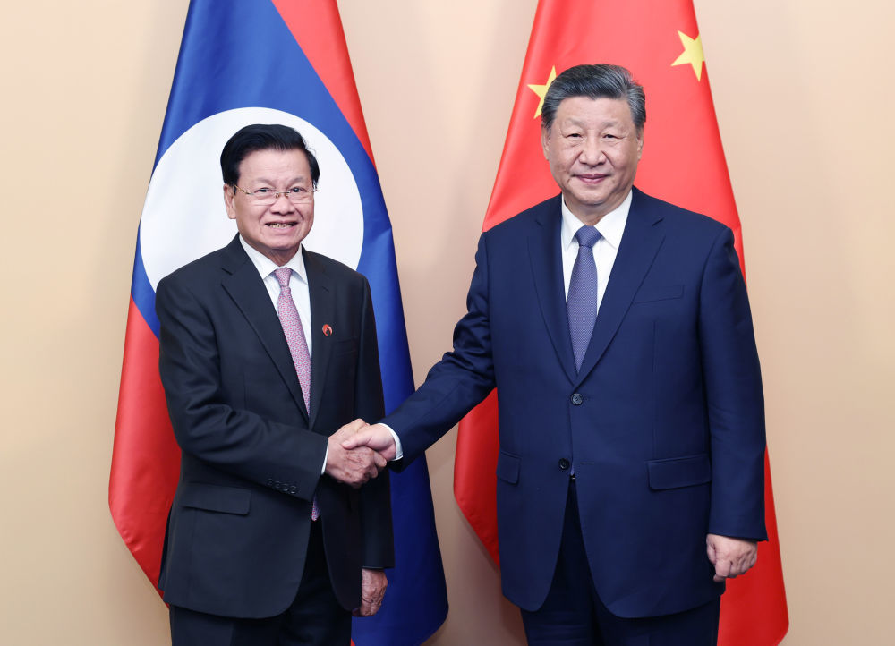 当地时间2024年10月22日晚，习近平在俄罗斯喀山会见通伦时指出，中方愿同老方加强交流互鉴，继续在涉及彼此核心利益和重大关切问题上相互坚定支持。双方要继续做大做强中老铁路，推进中老经济走廊建设，打造共建“一带一路”合作样板。中方愿进口更多老挝优质农产品，密切教育、文化、青年等领域交流合作。