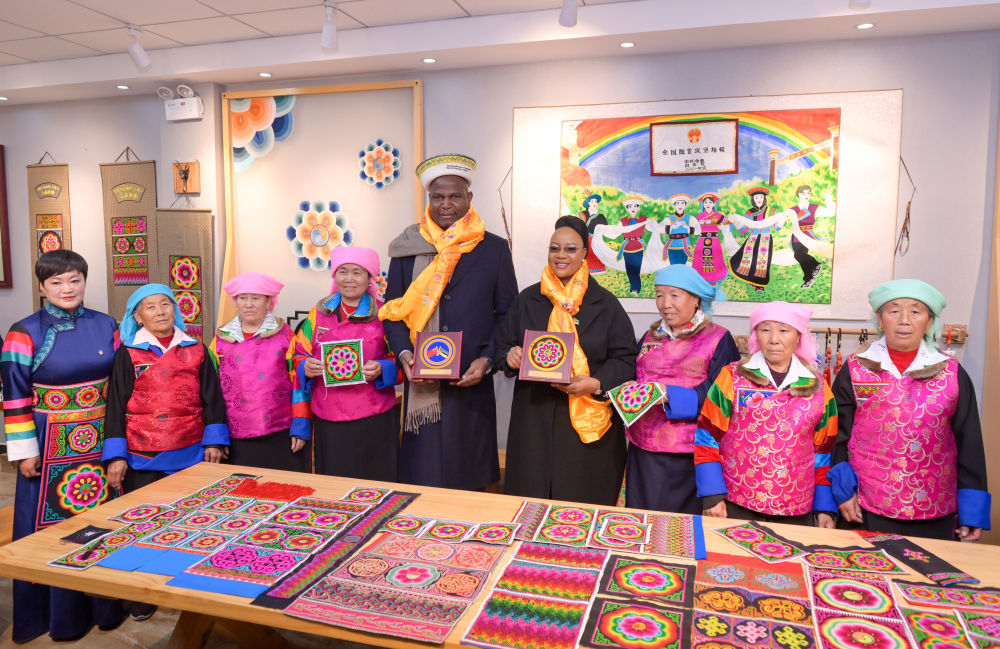 4月19日，莫桑比克总统查波一行在青海互助土族自治县班彦村参访。新华社发 王湘琳 摄