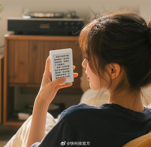 399元 荣耀发布墨水屏阅读器S3:3.68英寸小屏 可磁吸手机上