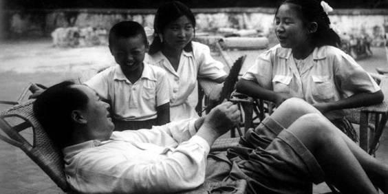 1952年8月9日，毛泽东同李敏、李讷、毛远新在香山听李讷讲故事。