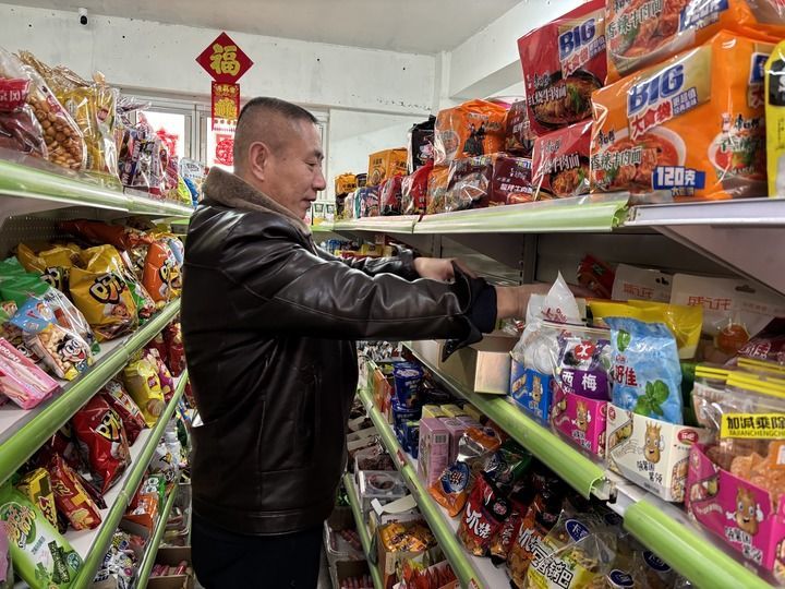 3月24日，王健在小超市里整理货物。新华每日电讯记者 栗雅婷 摄