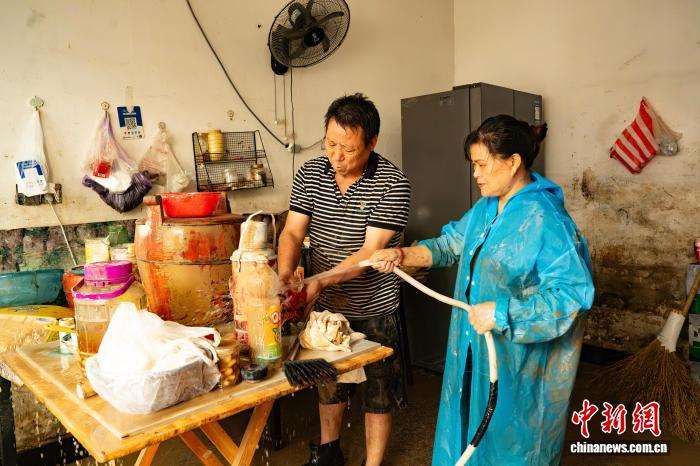 8月10日,浙江三门悬渚村,村民进行清淤工作。 吴君毅 摄
