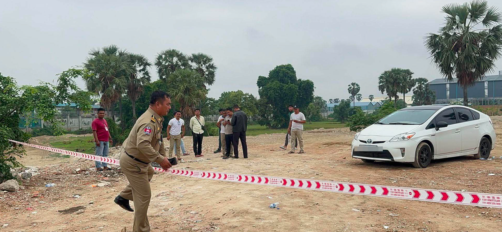 ▲柬埔寨警方在遗体被发现现场调查