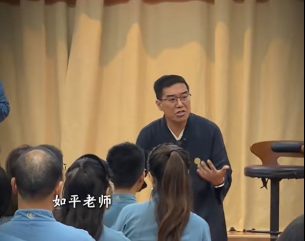 △如平在给学员上课。