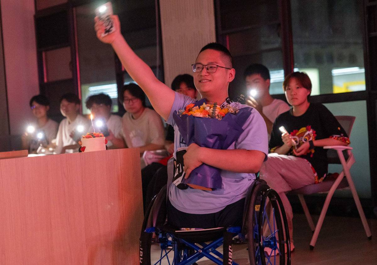 9月6日,“板凳男孩”方宇翔和同学们在湖北大学过生日。