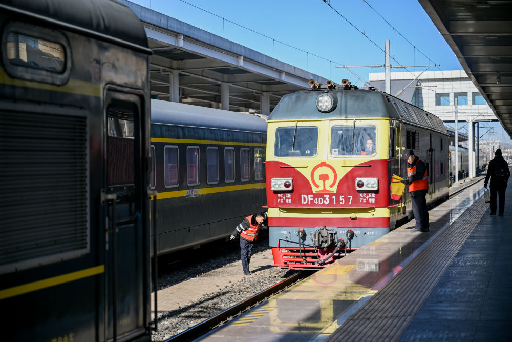 2025年1月19日，运行在内蒙古草原深处的6856/7次列车在集宁南站更换内燃机车。这趟连接二连浩特与呼和浩特的列车全程491公里，票价53元，沿途经停28个车站，被广大农牧民亲切称为草原“慢火车”。 新华社记者 连振 摄