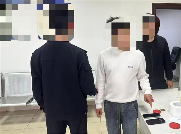 500万粉丝博主流弊摆拍被握：指责握蜈蚣致失明
