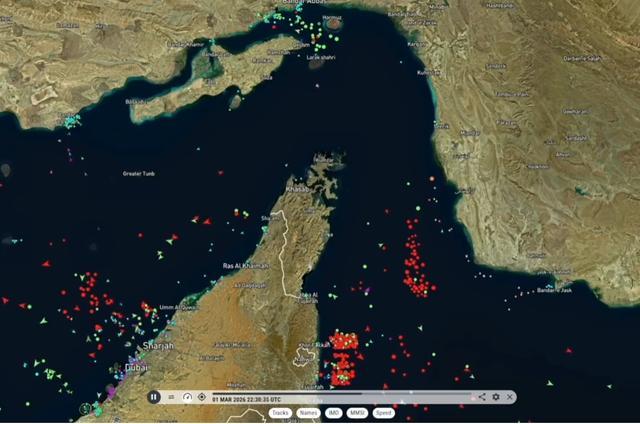 聚集在霍尔木兹海峡的船只