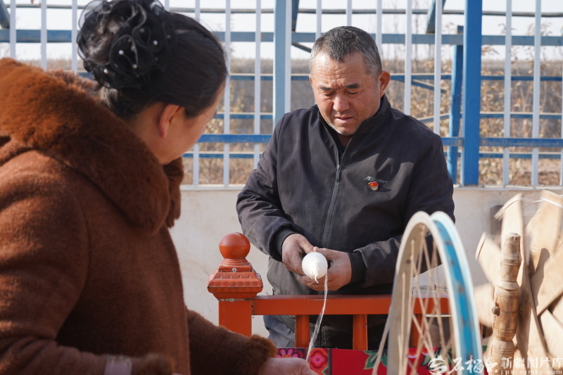 买买提江&middot;吐尔逊（右）在讲解棉纺织技艺。热合曼&middot;伊敏摄
