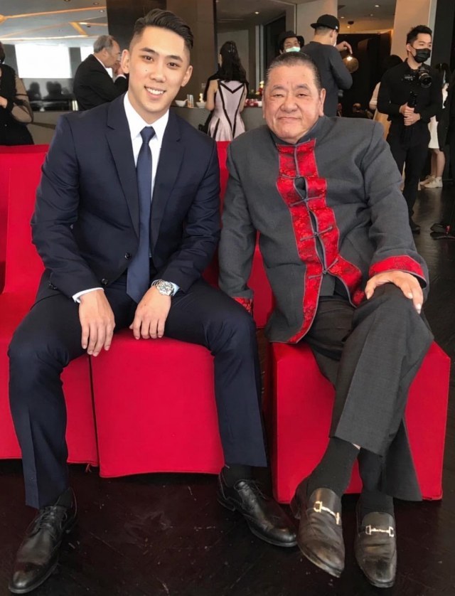 竹联帮前总护法吴敦(右)3日过世,昔日江南案三大杀手均已不在人间。台湾民众党新北市议员陈世轩是吴敦的义子。(取自陈世轩脸书)