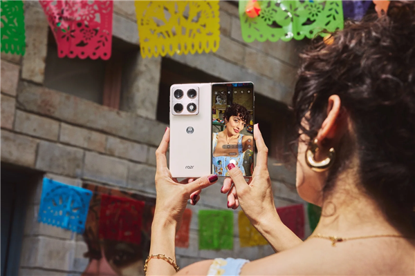 大折叠赛道又有新玩家加入!moto Razr Fold发布:参数拉满 16100元