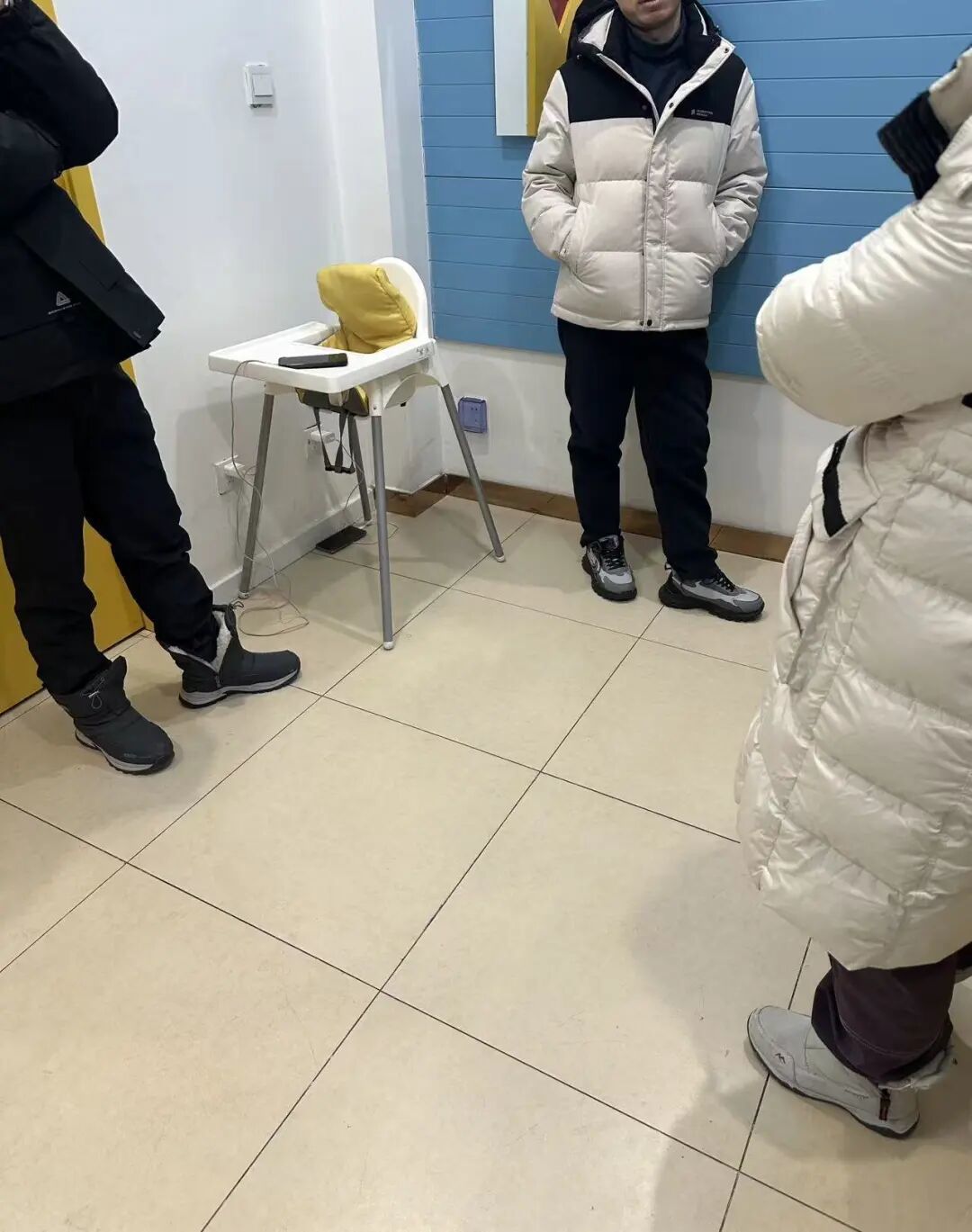 大巴车凌晨时段停开,一车人在服务区找地方充电。(图/受访者供图)