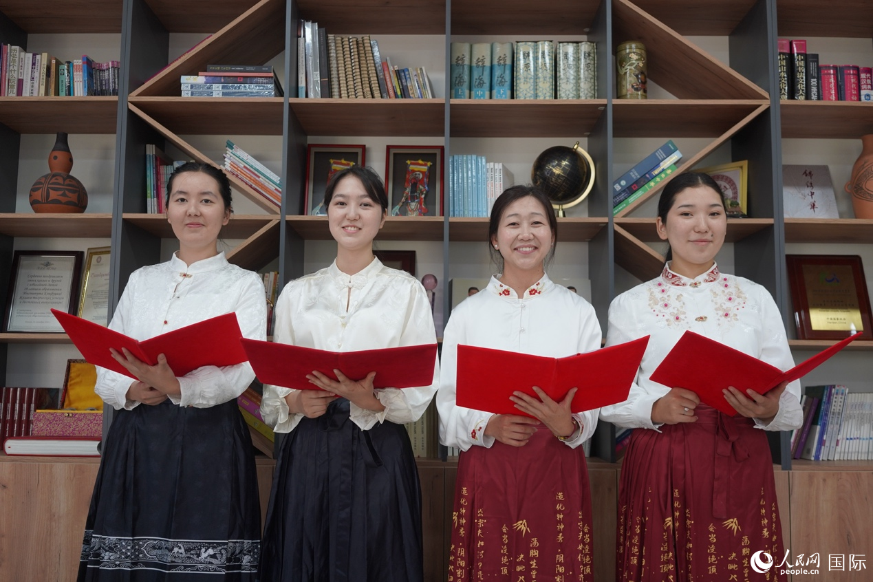 来自比什凯克国立大学孔子学院的青年，用中文朗读诗歌《致橡树》。人民网记者 褚梦琦摄
