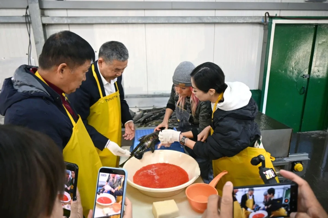 ▲黑龙江代表团参观当地企业。(图源:萨哈林州政府)