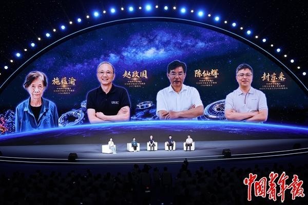 9月6日，安徽合肥，中国科学技术大学，活动现场，（左起）中国科学院院士、中国科学技术大学教授施蕴渝，中国科学院院士、中国科学技术大学教授赵政国，中国科学院院士、中国科学技术大学教授陈仙辉，中国科学院院士、合肥先进光源工程总指挥封东来在节目《勇闯无人区》中。中青报&middot;中青网记者 李隽辉/摄