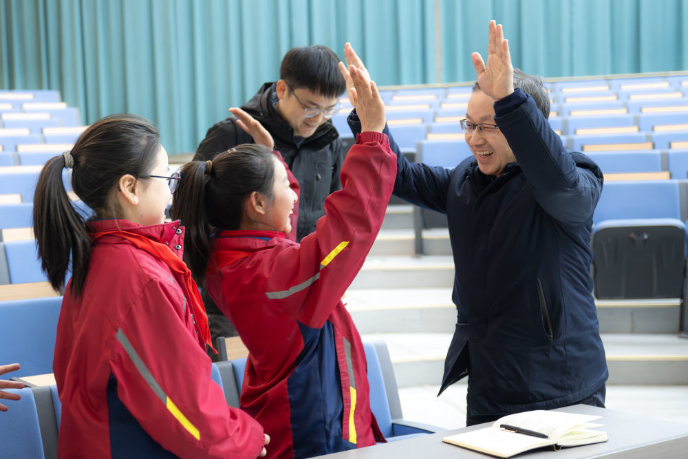 在红安县将军城小学，记者与参加思政示范课的小学生击掌互动。新华社记者 肖艺九 摄