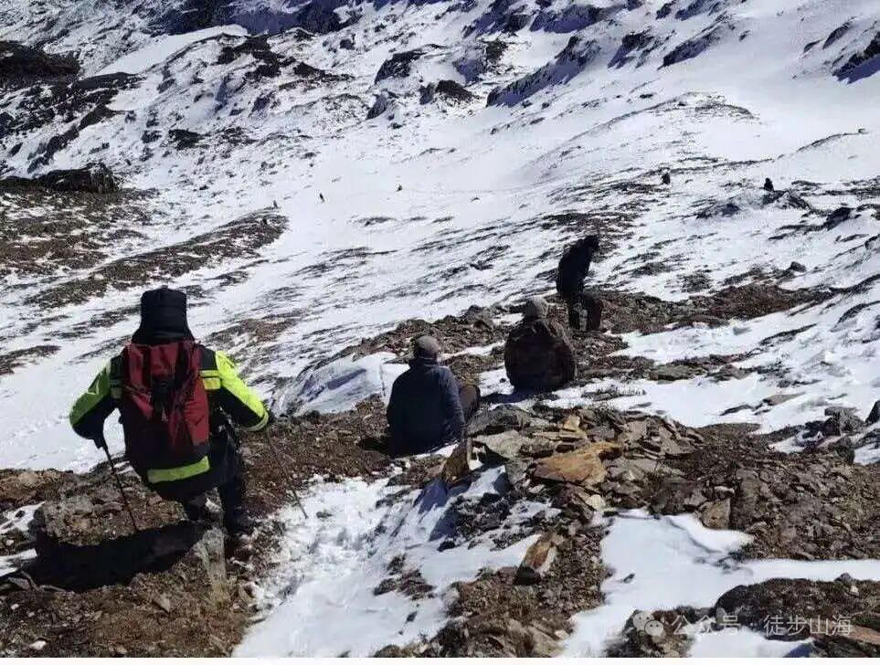 ▲救援现场 图据德钦警方