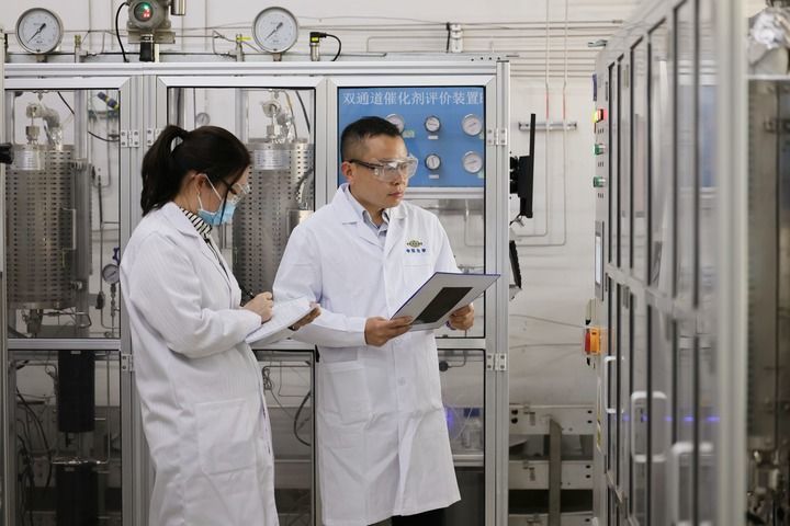 研发人员在中国天辰工程有限公司技术研发中心项目实验室工作（4月29日摄）。