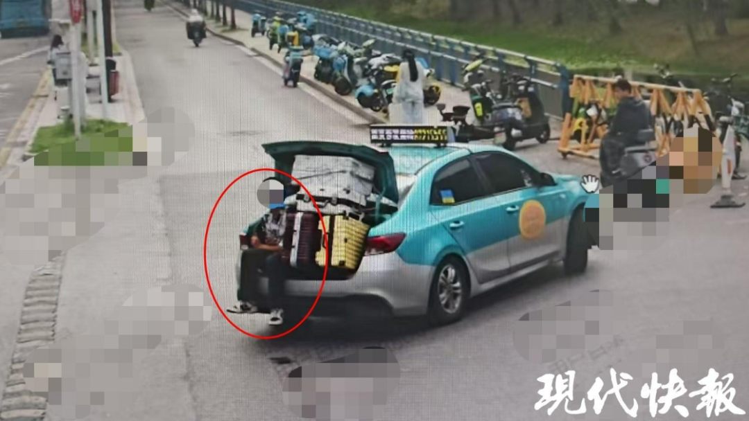 疾驰的出租车后备箱坐着一个人