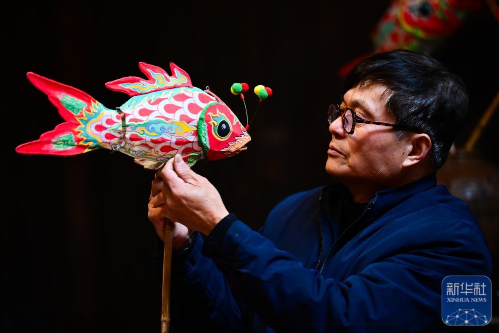 1月29日,瞻淇村的市级非遗项目鱼灯代表性传承人汪近午在制作鱼灯。