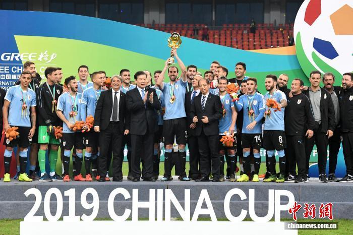 2019年3月25日，2019格力&middot;中国杯国际足球锦标赛上，乌拉圭队夺得当次“中国杯”冠军。图为颁奖仪式现场。