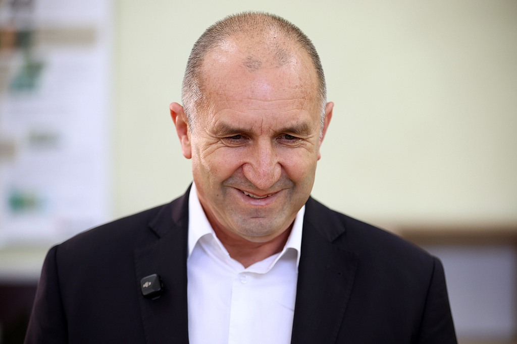 当地时间2026年4月19日,保加利亚索非亚,前总统、“进步保加利亚”领导人鲁门·拉德夫在提前议会选举的投票站投票。视觉中国 图