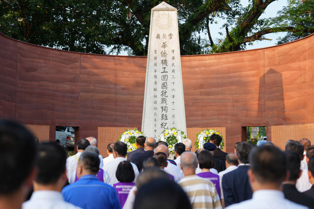 7月5日,在马来西亚首都吉隆坡的南侨机工纪念公园,人们参加南侨机工公祭典礼。新华社记者 陈泽国 摄