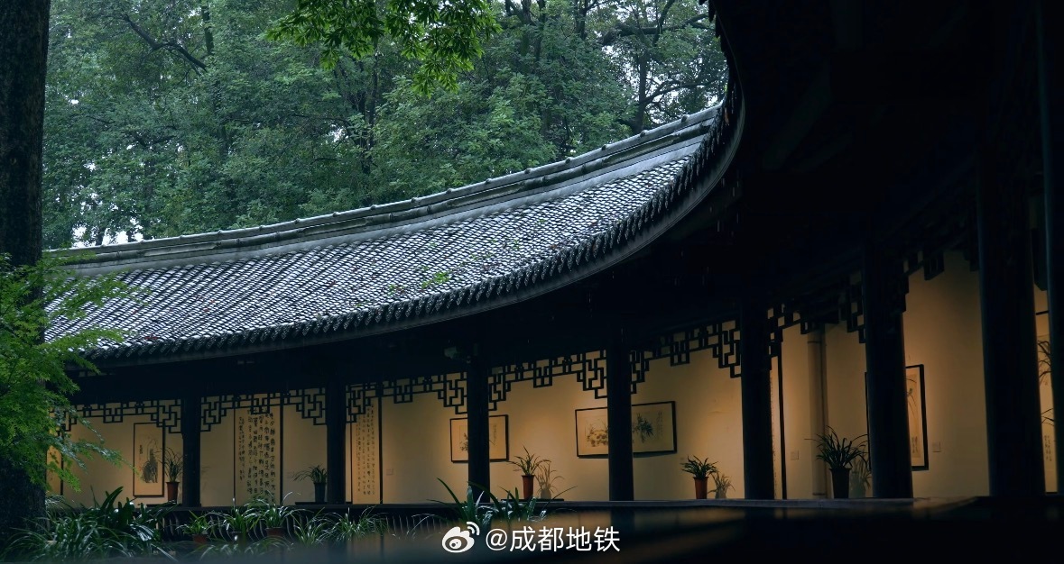 #坐地铁耍成都# 且听风吟，且看云散。乘坐地铁13号线/4号线至杜甫